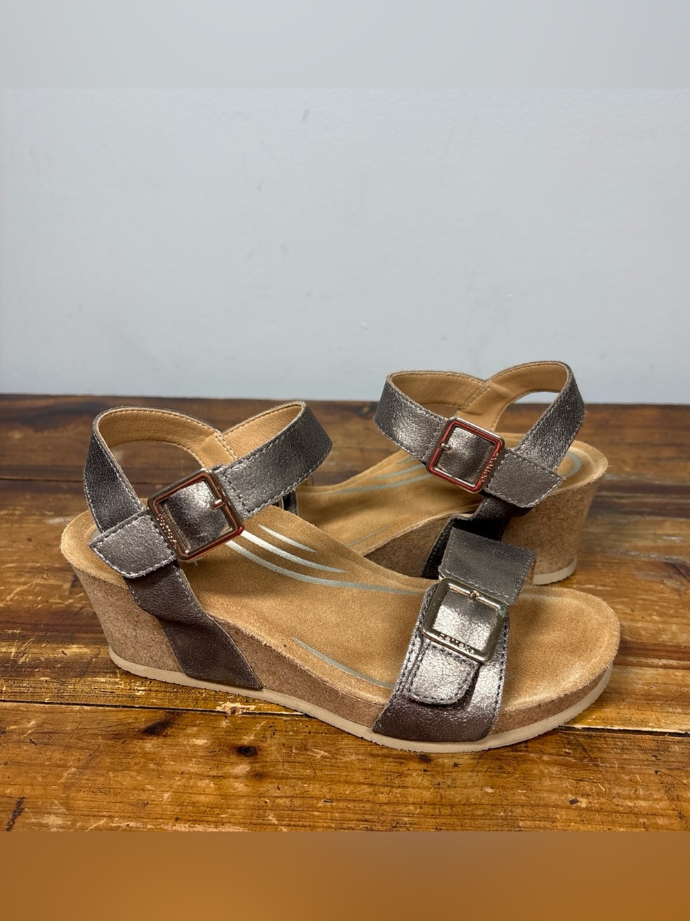 Aetrex Womens 7 Lexa Wedge Sandals
Metallic Leather Cork Comfort pewter silver